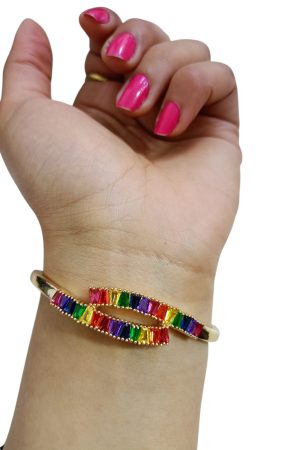 إسورة ستانلس ستيل بحجر ملون  – سوار مفتوح بتصميم ملتف أنيق