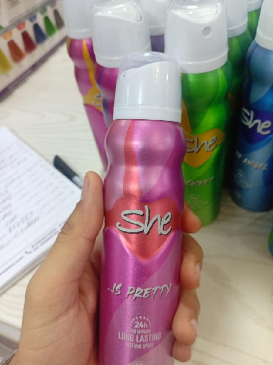 صورة المنتج من المتجر على الطبيعة - She Is Pretty بخاخ معطر ومزيل عرق للجسم للنساء بثبات حتى 24 ساعة