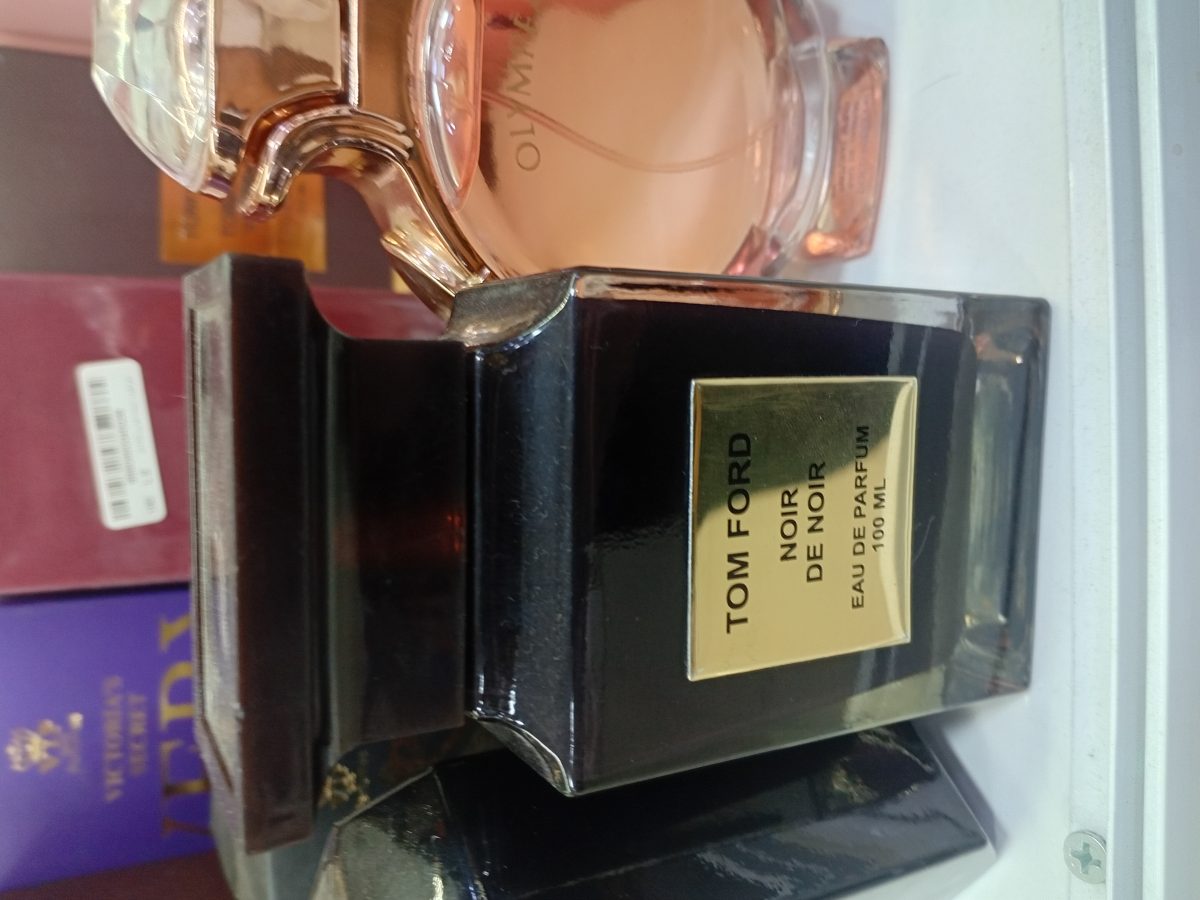 صورة المنتج من المتجر على الطبيعة - توم فورد نوير دي نوير عطر او دي بارفان 100 مل