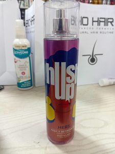 Hush Up Her – بخاخ معطر للجسم للنساء برائحة أنثوية منعشة - الصورة 2