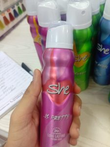 She Is Pretty بخاخ معطر ومزيل عرق للجسم للنساء بثبات حتى 24 ساعة - الصورة 2